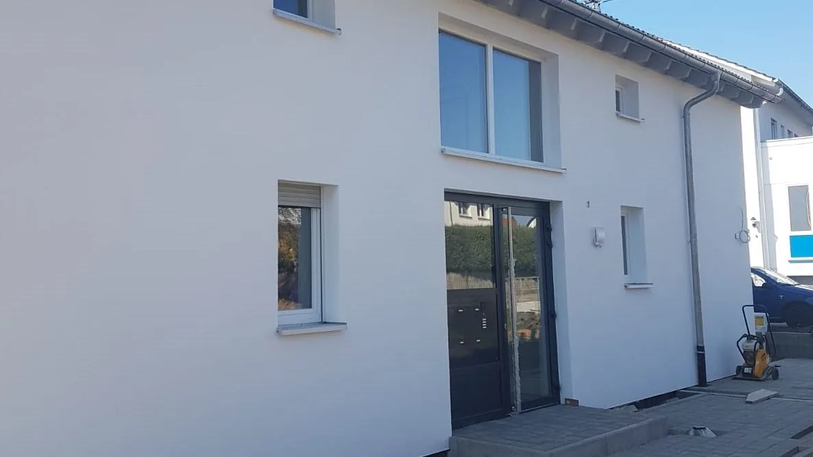 Neubau mit fertiggestelltem weißem Außenputz im Landkreis Rottweil