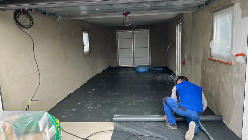 Vorbereiteter Untergrund mit Dämmung und Folie vor dem Estricheinbau