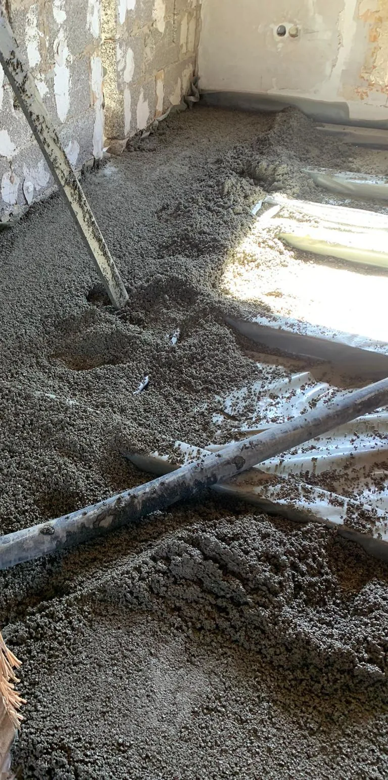 Estrich wird über den Förderschlauch in einen Rohbau eingebracht