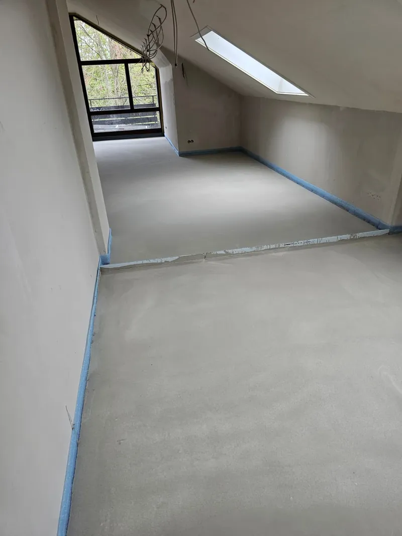 Fertig eingebrachter Estrich in einem Dachgeschossraum